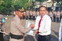 Penyerahan Penghargaan Oleh Kapolres Sampang AKBP Hartono kepada Kasat Reskrim Polres Sampang IPTU Nur Fajri Alim
