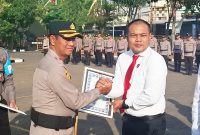 Penyerahan Penghargaan Oleh Kapolres Sampang AKBP Hartono kepada Kasat Reskrim Polres Sampang IPTU Nur Fajri Alim