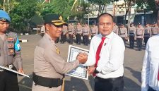 Penyerahan Penghargaan Oleh Kapolres Sampang AKBP Hartono kepada Kasat Reskrim Polres Sampang IPTU Nur Fajri Alim