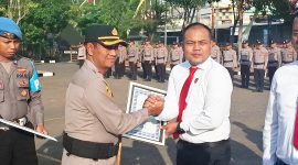Penyerahan Penghargaan Oleh Kapolres Sampang AKBP Hartono kepada Kasat Reskrim Polres Sampang IPTU Nur Fajri Alim