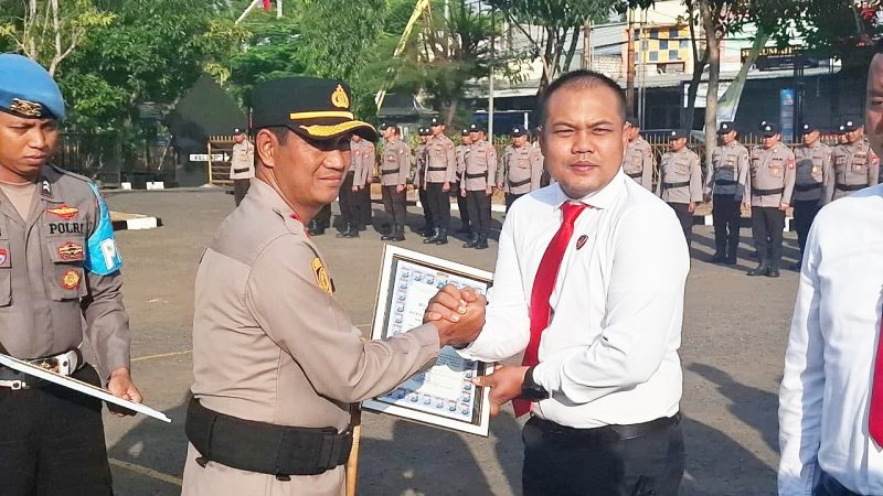 Penyerahan Penghargaan Oleh Kapolres Sampang AKBP Hartono kepada Kasat Reskrim Polres Sampang IPTU Nur Fajri Alim