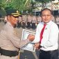 Penyerahan Penghargaan Oleh Kapolres Sampang AKBP Hartono kepada Kasat Reskrim Polres Sampang IPTU Nur Fajri Alim