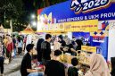 Masyarakat Terlihat Antusias Membeli Cemilan Pentol Ghepek di Area Kawasan Arek Lancor, Sabtu malam (25/7/2026).
