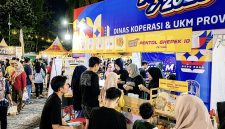 Masyarakat Terlihat Antusias Membeli Cemilan Pentol Ghepek di Area Kawasan Arek Lancor, Sabtu malam (25/7/2026).