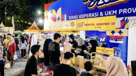 Masyarakat Terlihat Antusias Membeli Cemilan Pentol Ghepek di Area Kawasan Arek Lancor, Sabtu malam (25/7/2026).
