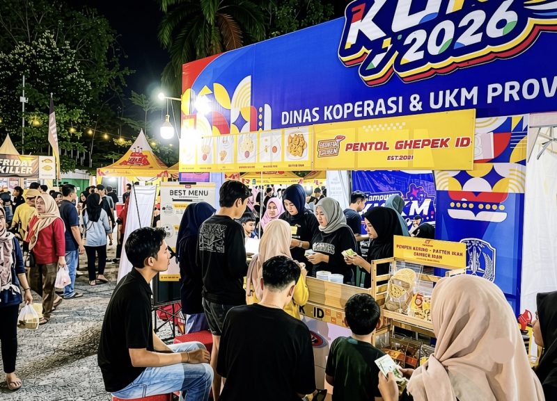 Masyarakat Terlihat Antusias Membeli Cemilan Pentol Ghepek di Area Kawasan Arek Lancor, Sabtu malam (25/7/2026).