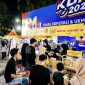 Masyarakat Terlihat Antusias Membeli Cemilan Pentol Ghepek di Area Kawasan Arek Lancor, Sabtu malam (25/7/2026).