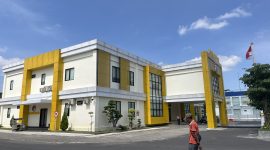 Warga berjalan di halaman kantor polres Pamekasan.