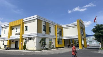 Warga berjalan di halaman kantor polres Pamekasan.