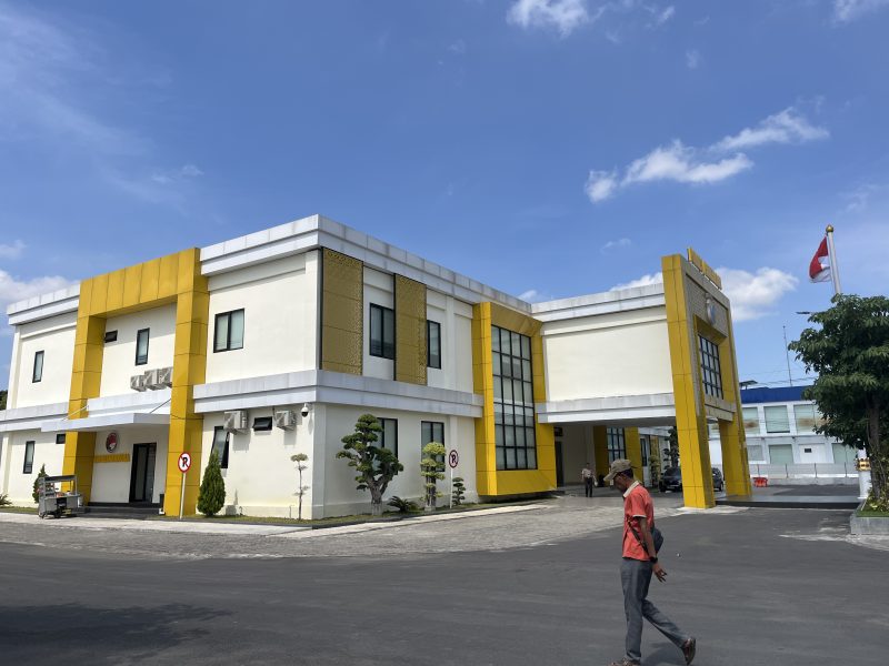 Warga berjalan di halaman kantor polres Pamekasan.