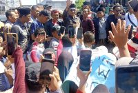 Bupati Pamekasan KH Kholilurrahman saat menemui Ribuan massa Aksi SPPG 