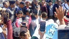Bupati Pamekasan KH Kholilurrahman saat menemui Ribuan massa Aksi SPPG 