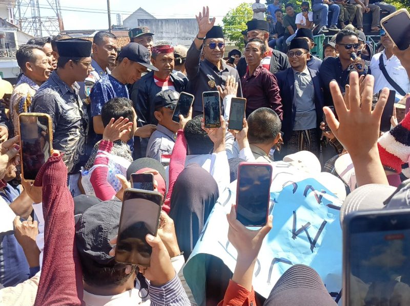 Bupati Pamekasan KH Kholilurrahman saat menemui Ribuan massa Aksi SPPG 